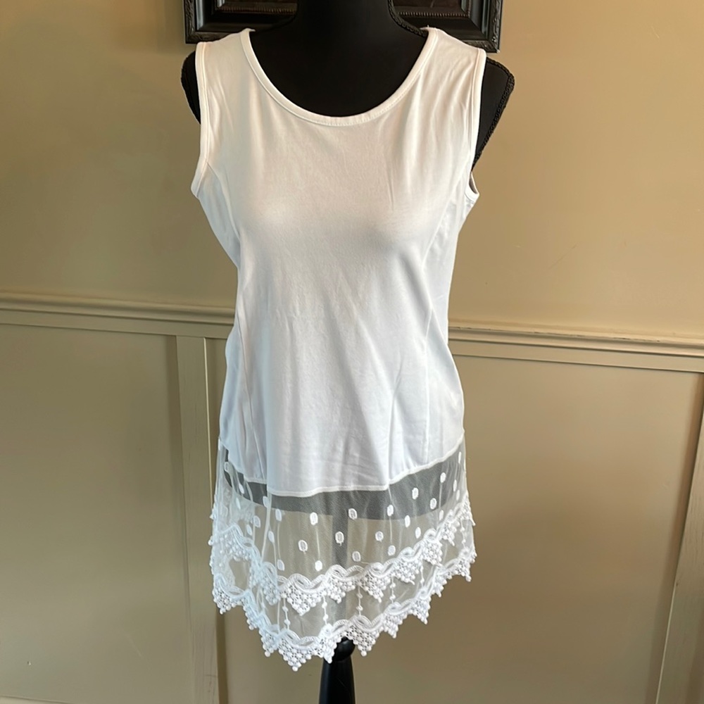 White tank top with lace hem. Size S